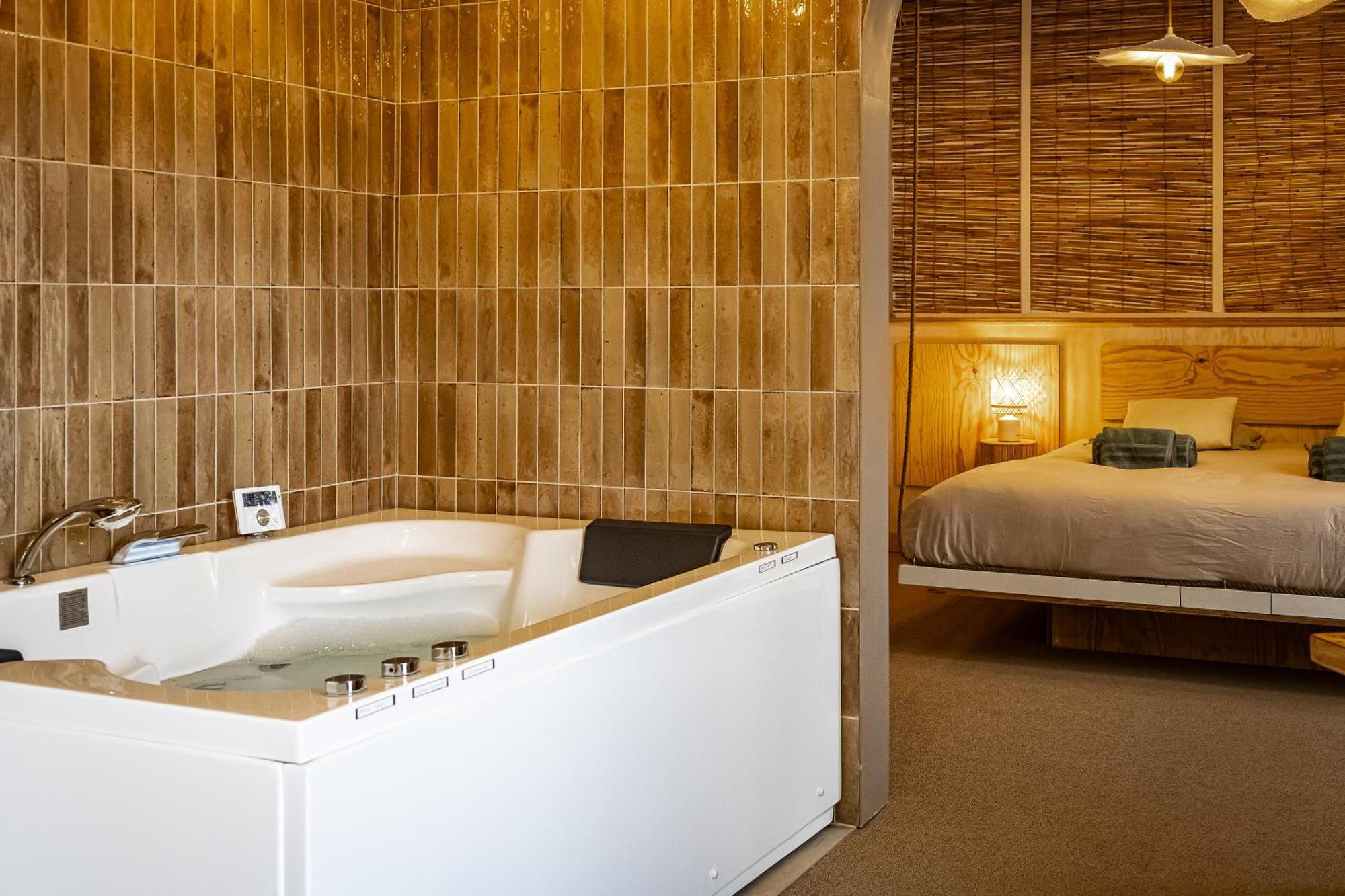 Love Room Suite Bali - Auray En Bretagne Brech ภายนอก รูปภาพ
